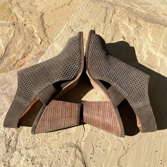 Arturo Chiang Olive Suede Janel Booties - Picture 4 of 14